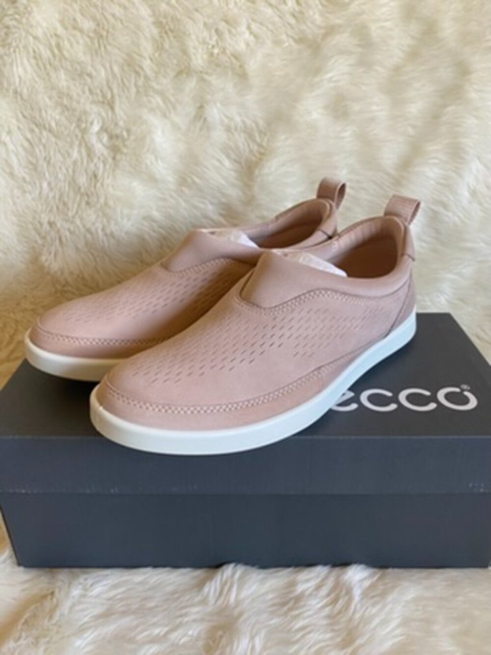NIB! ECCO Women Soft 7 Slip On Leather Perforated Sneakers EU35 US4-4.5 In Pink